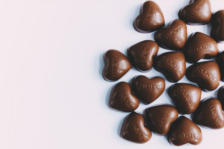 Give refreshments to retail customers